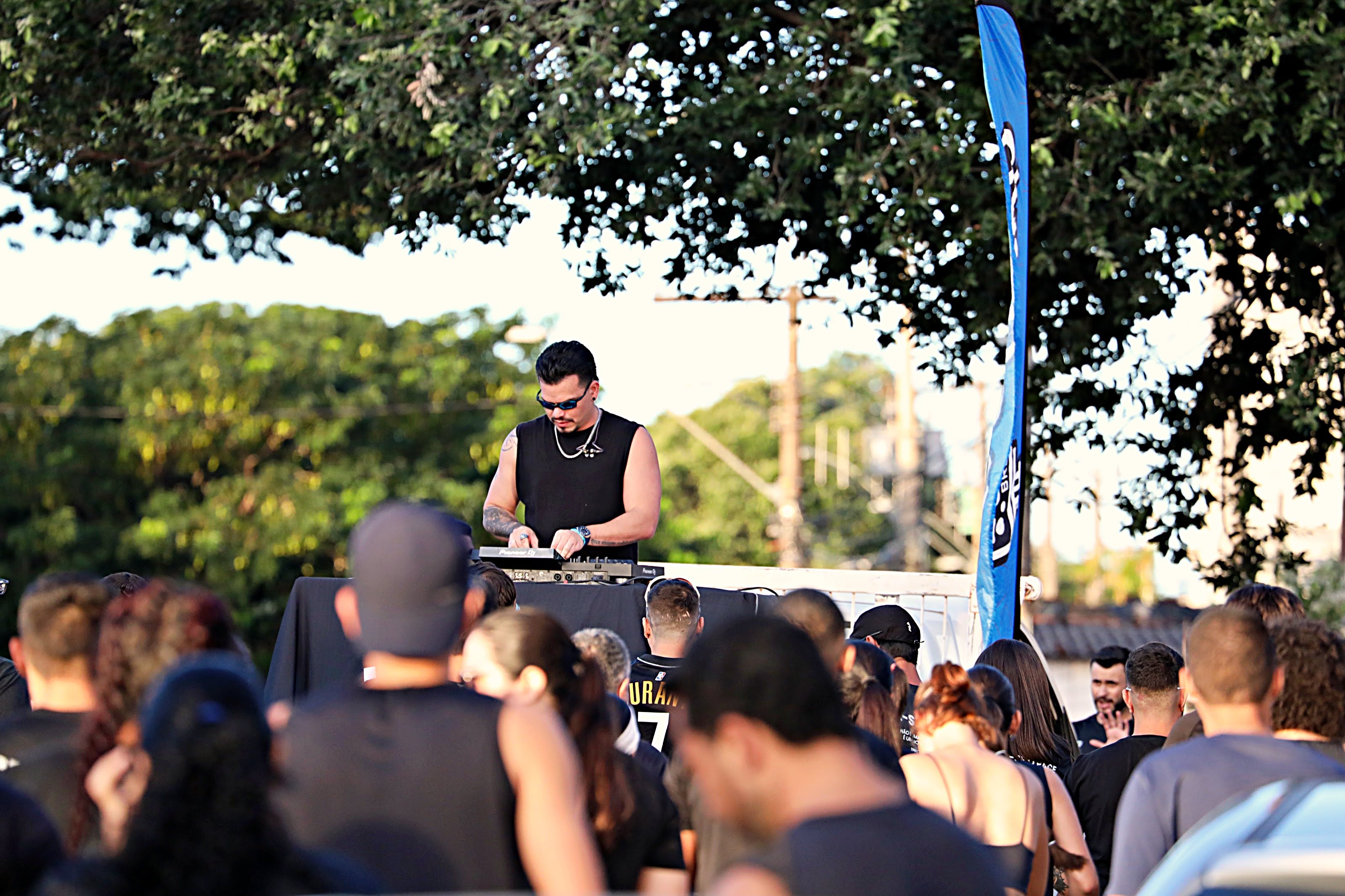 DJ tocando durante o evento Running Beat